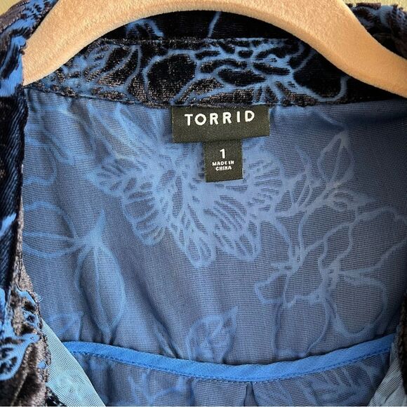 ✨ Torrid Black Blue Floral Velvet Button Up Shirt 1X - Picture 3 of 13